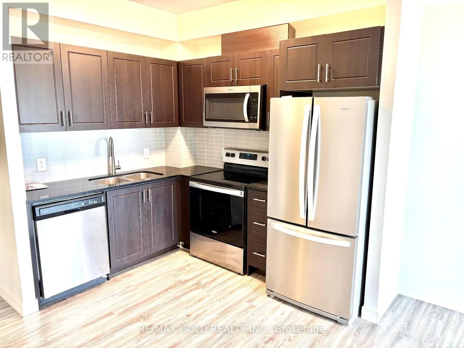 611 - 128 KING STREET N