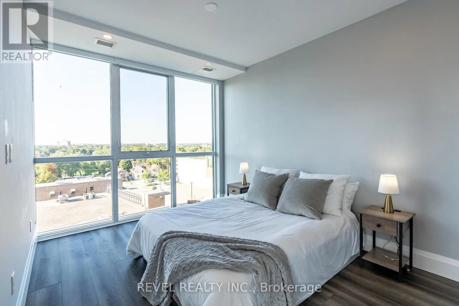 5 - 60 CHARLES STREET W