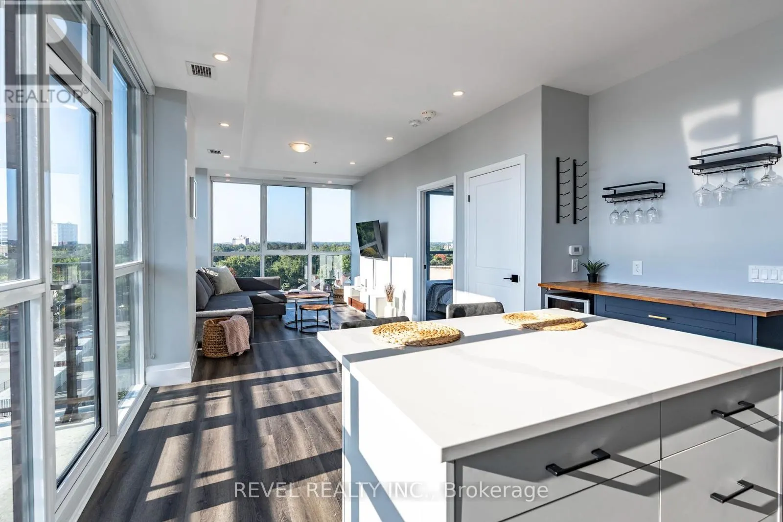 5 - 60 CHARLES STREET W
