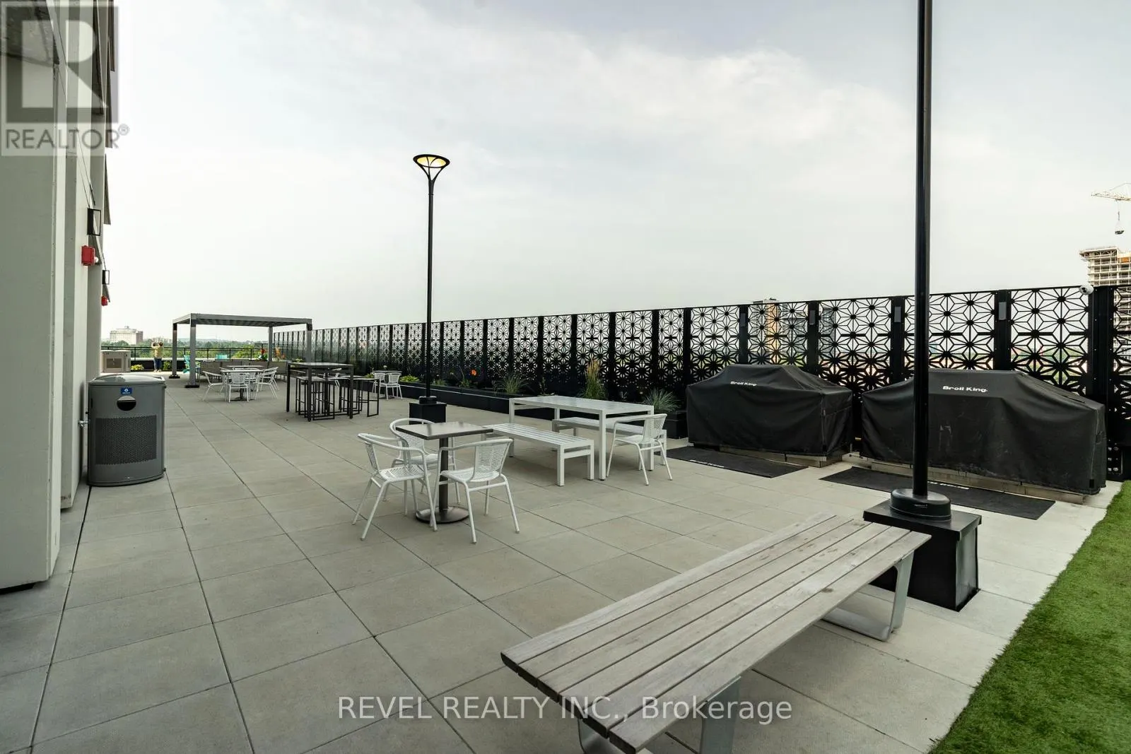 5 - 60 CHARLES STREET W