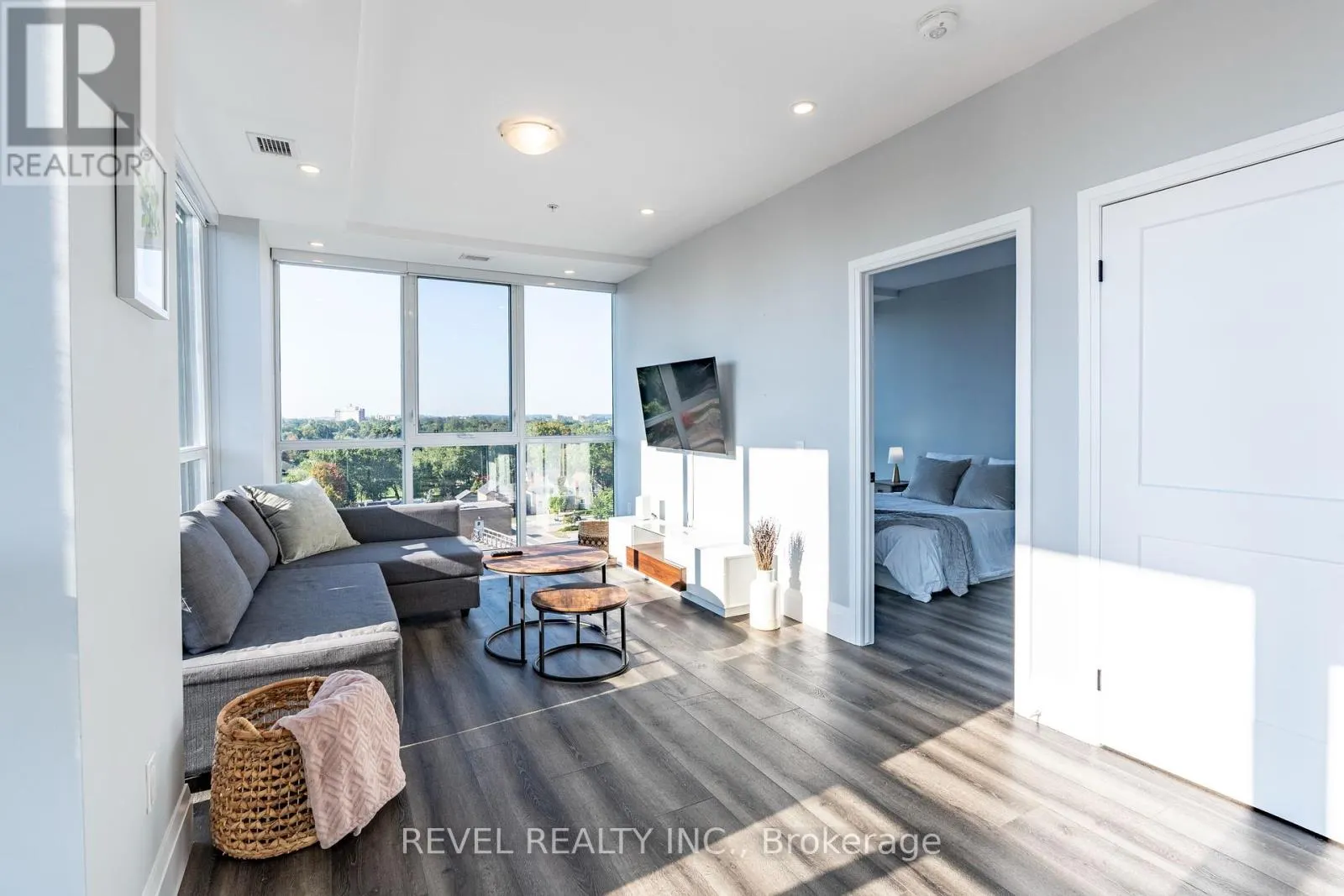 5 - 60 CHARLES STREET W