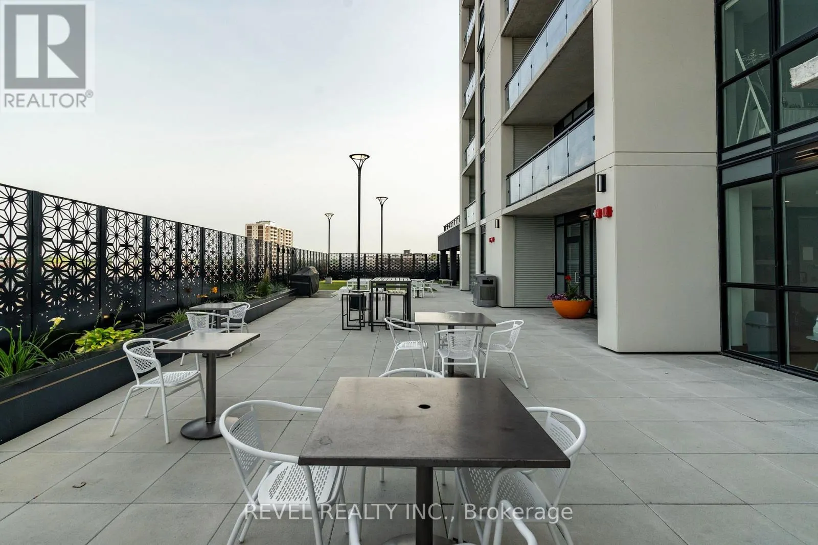 5 - 60 CHARLES STREET W