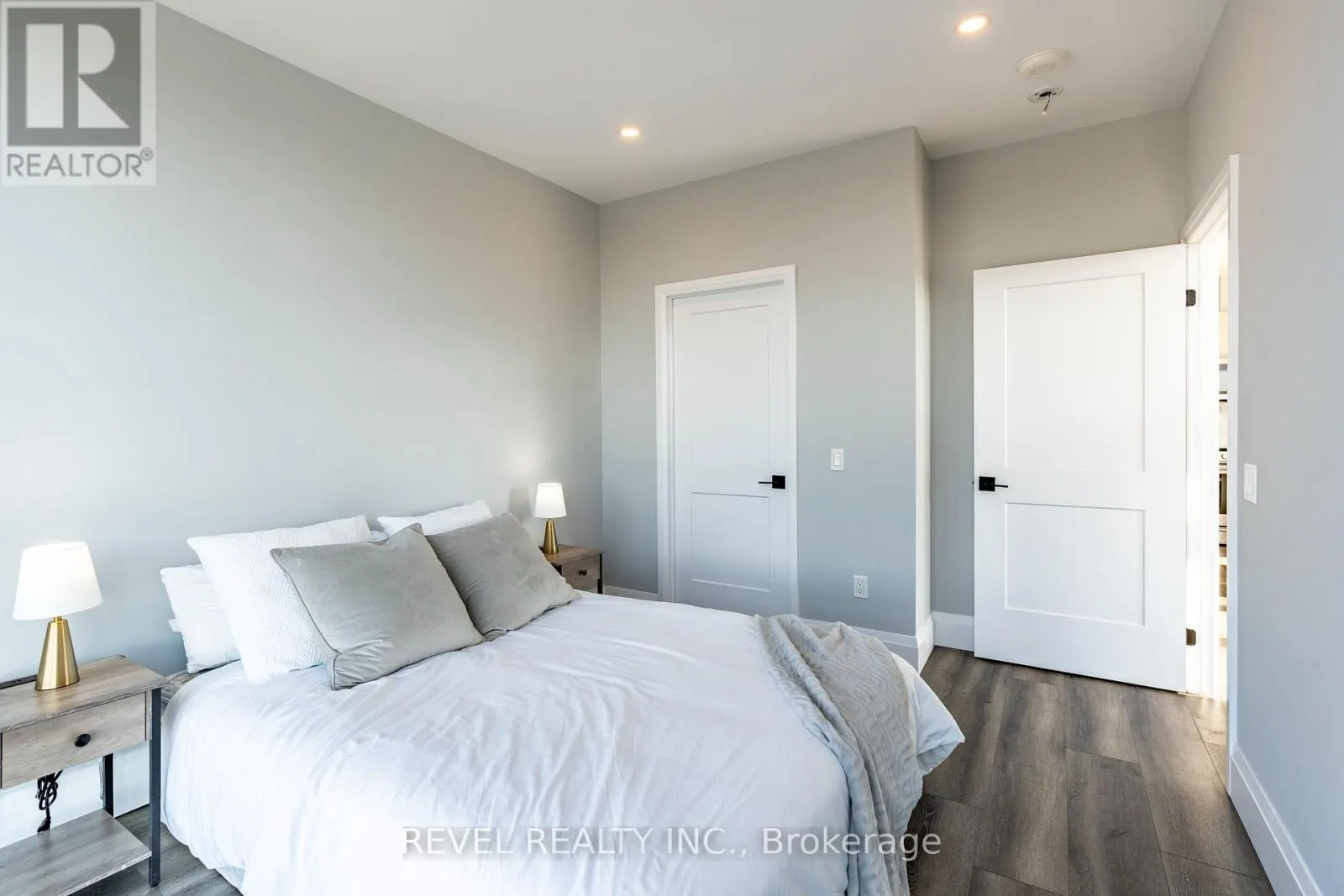 5 - 60 CHARLES STREET W