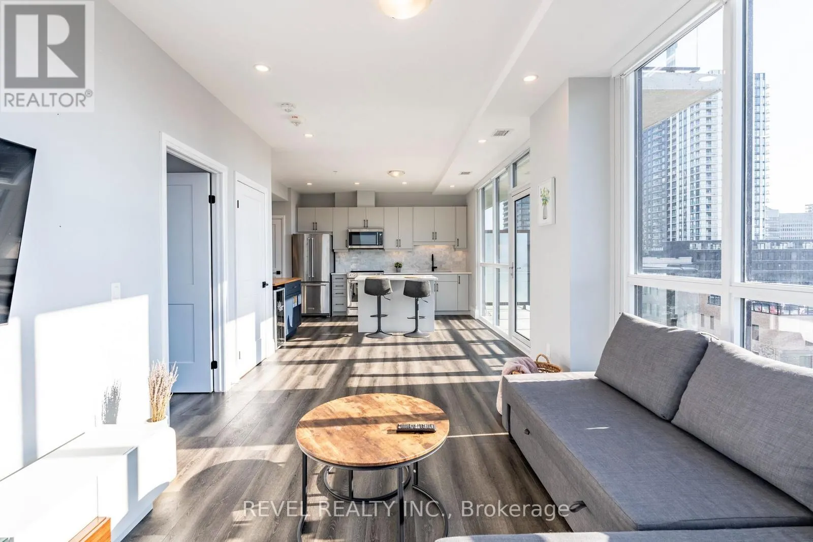 5 - 60 CHARLES STREET W