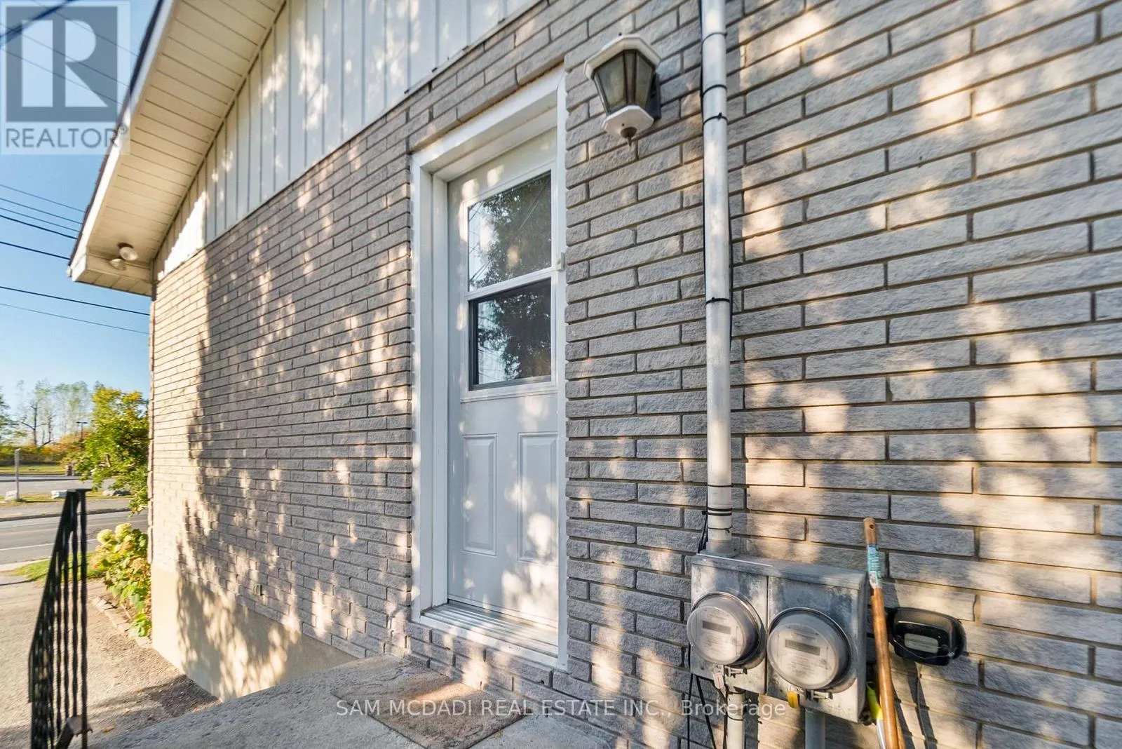 2705 LAURIER STREET