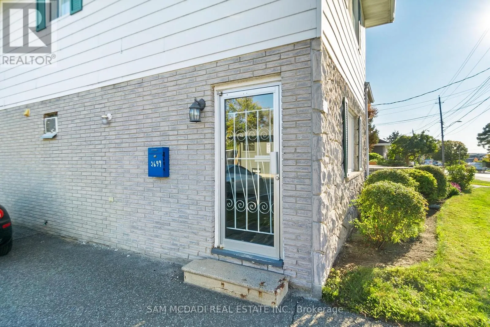 2705 LAURIER STREET
