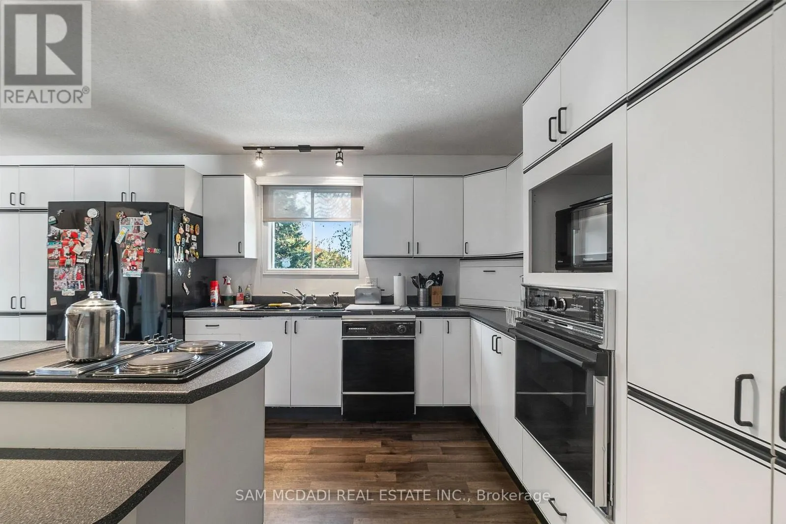 2705 LAURIER STREET