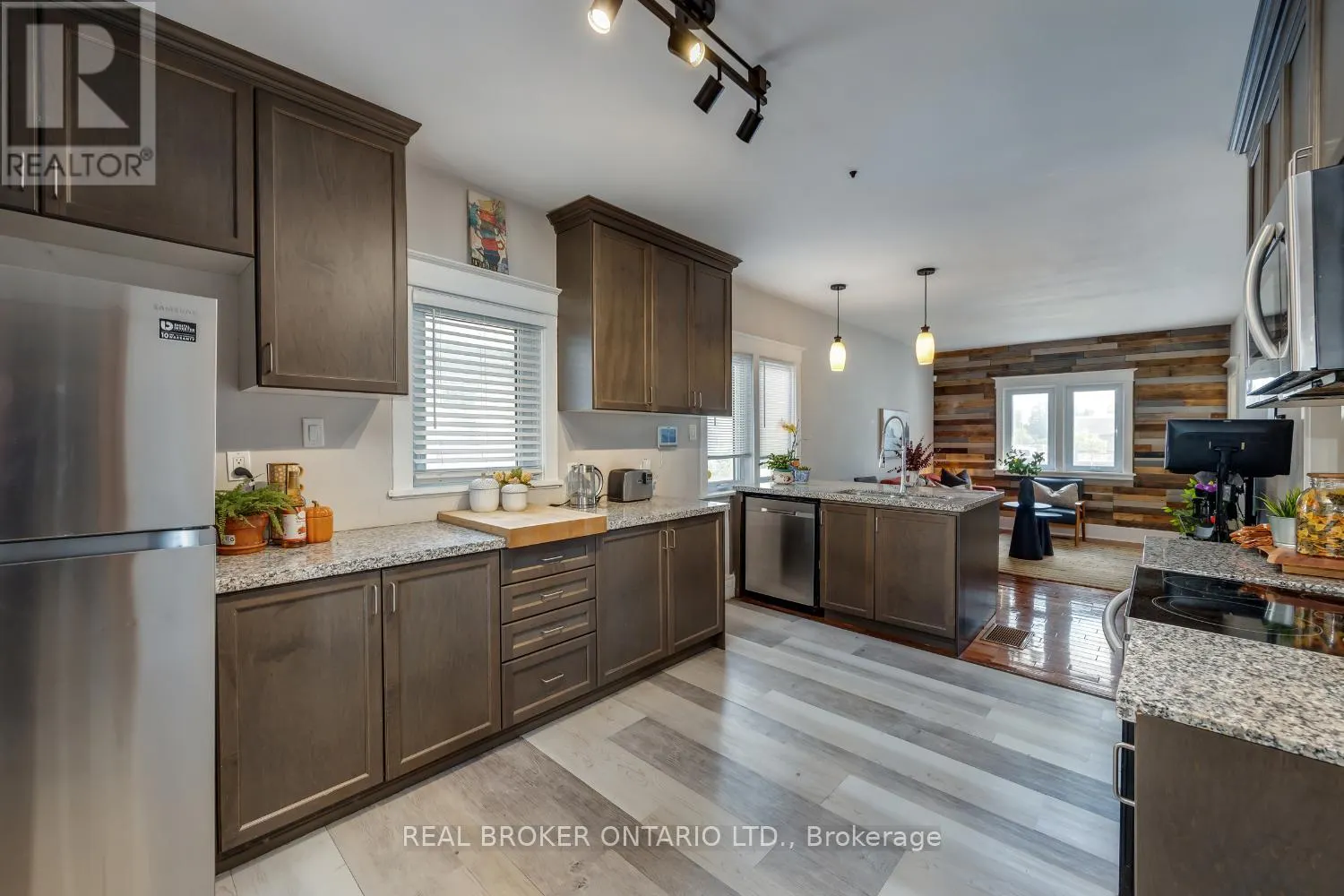 176 LANSDOWNE STREET W