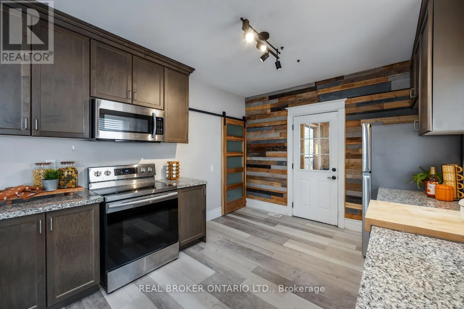 176 LANSDOWNE STREET W