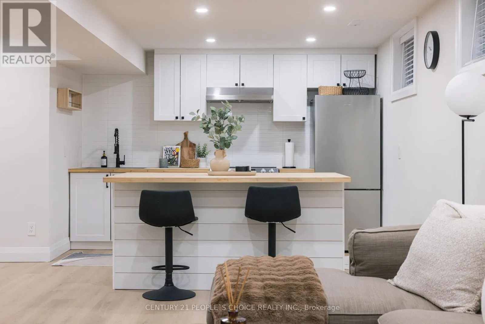 7 CARL CRESCENT