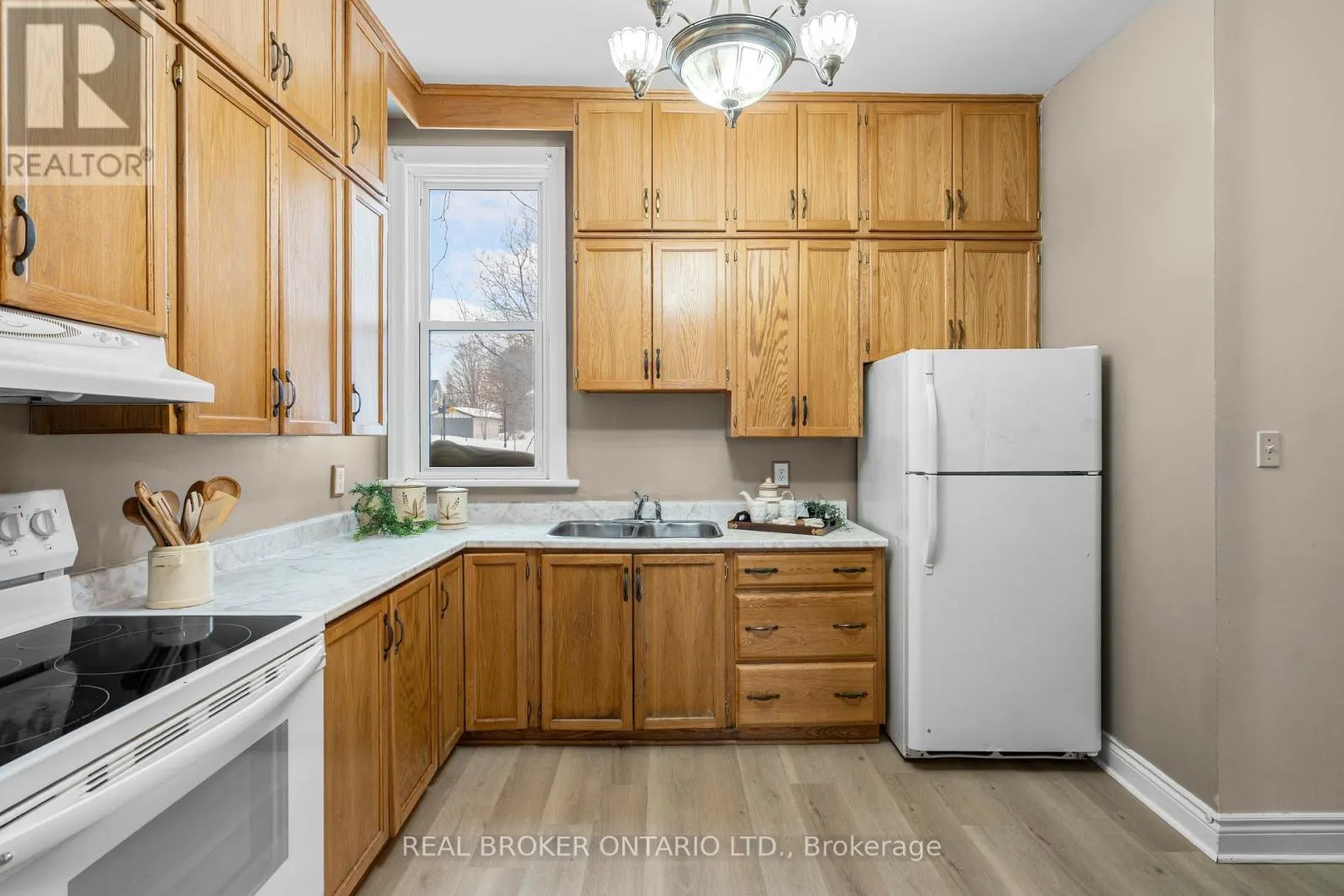 42 DANIEL STREET N