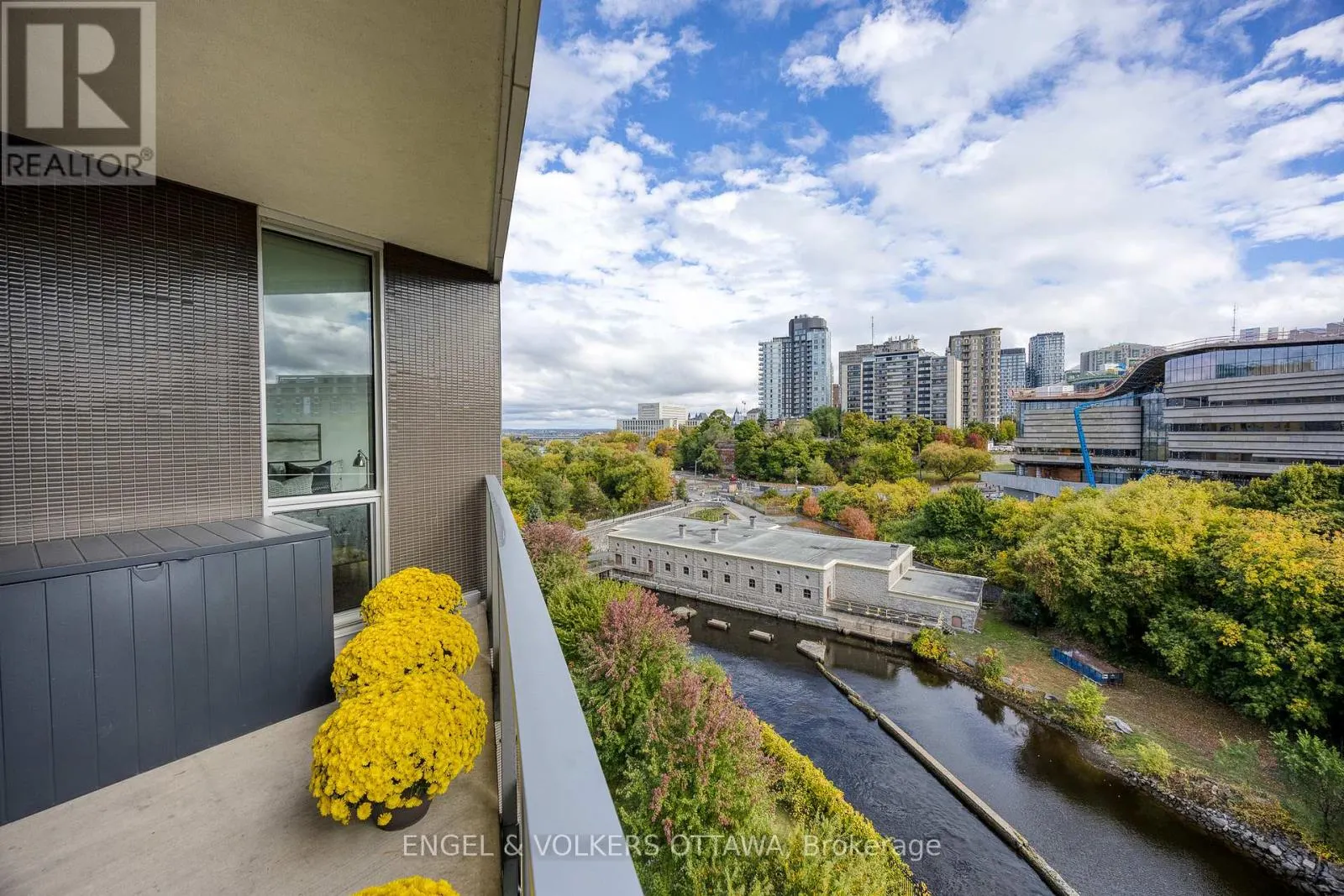 802 - 300C LETT STREET