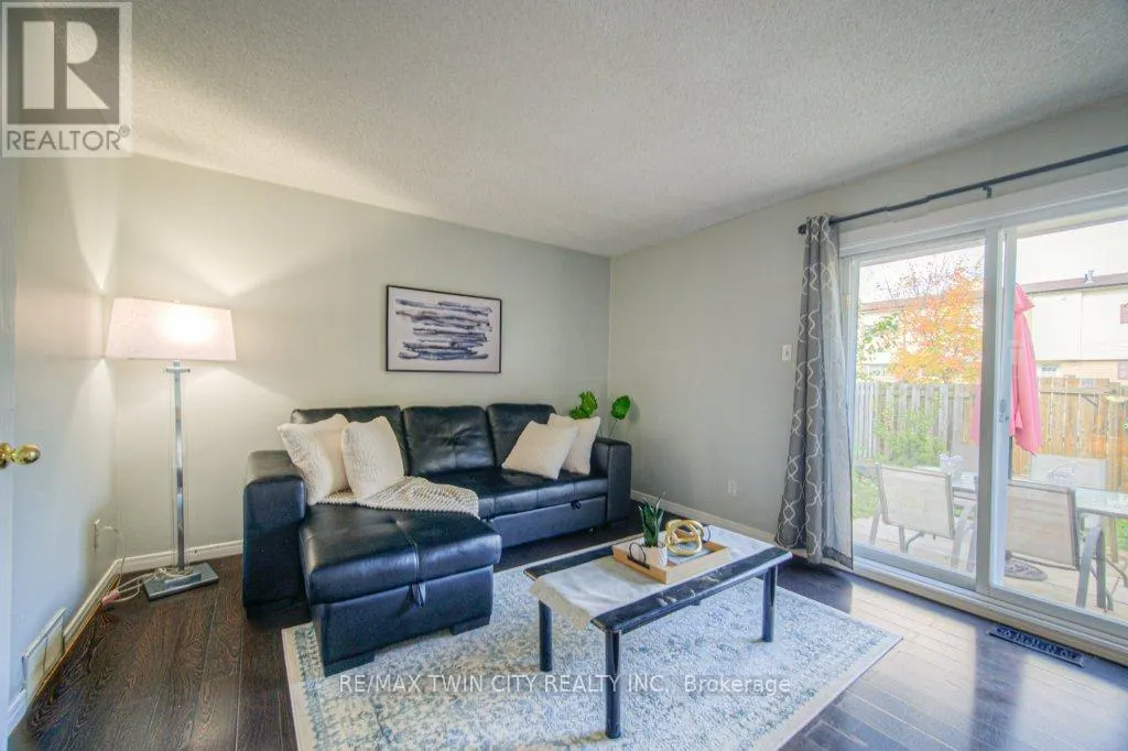 10 - 211 VERONICA DRIVE