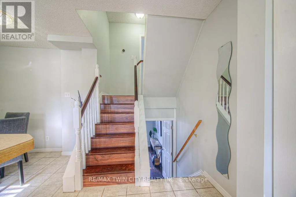 10 - 211 VERONICA DRIVE