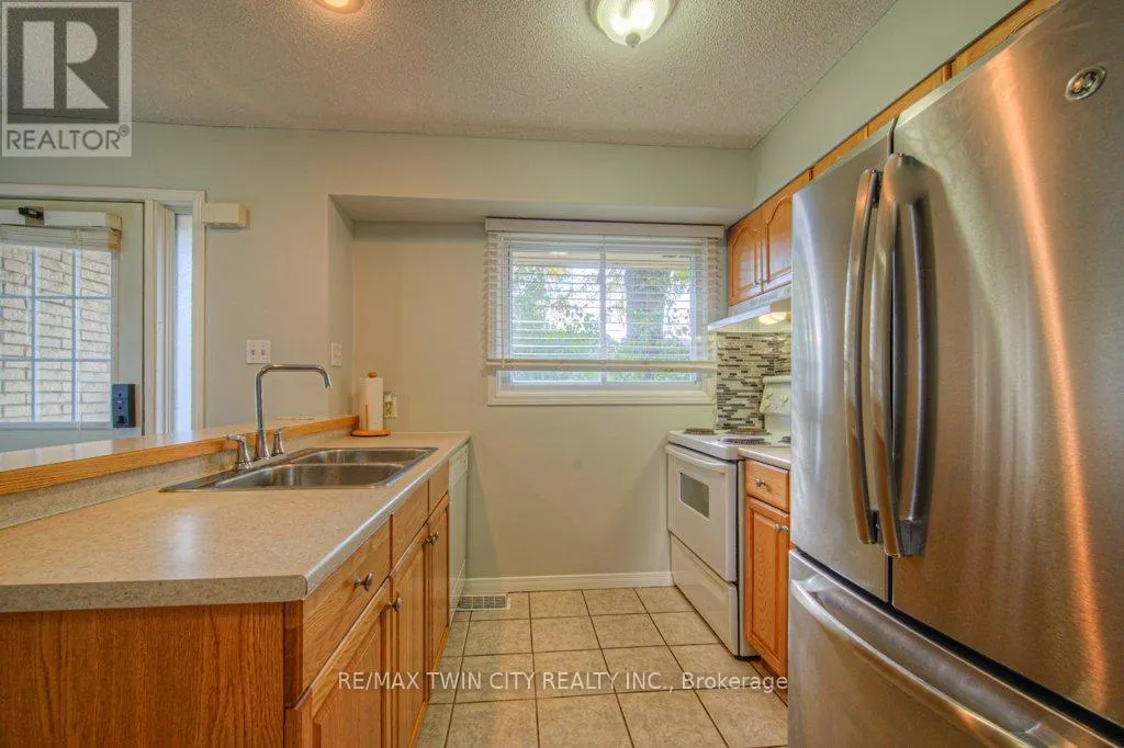10 - 211 VERONICA DRIVE