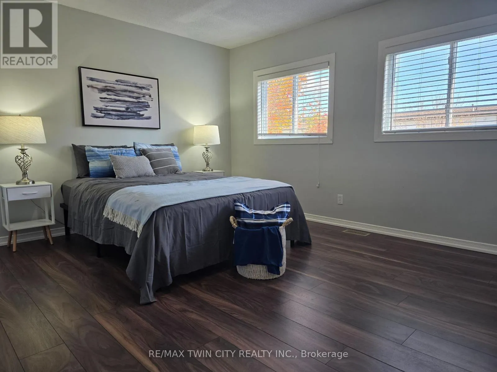 10 - 211 VERONICA DRIVE