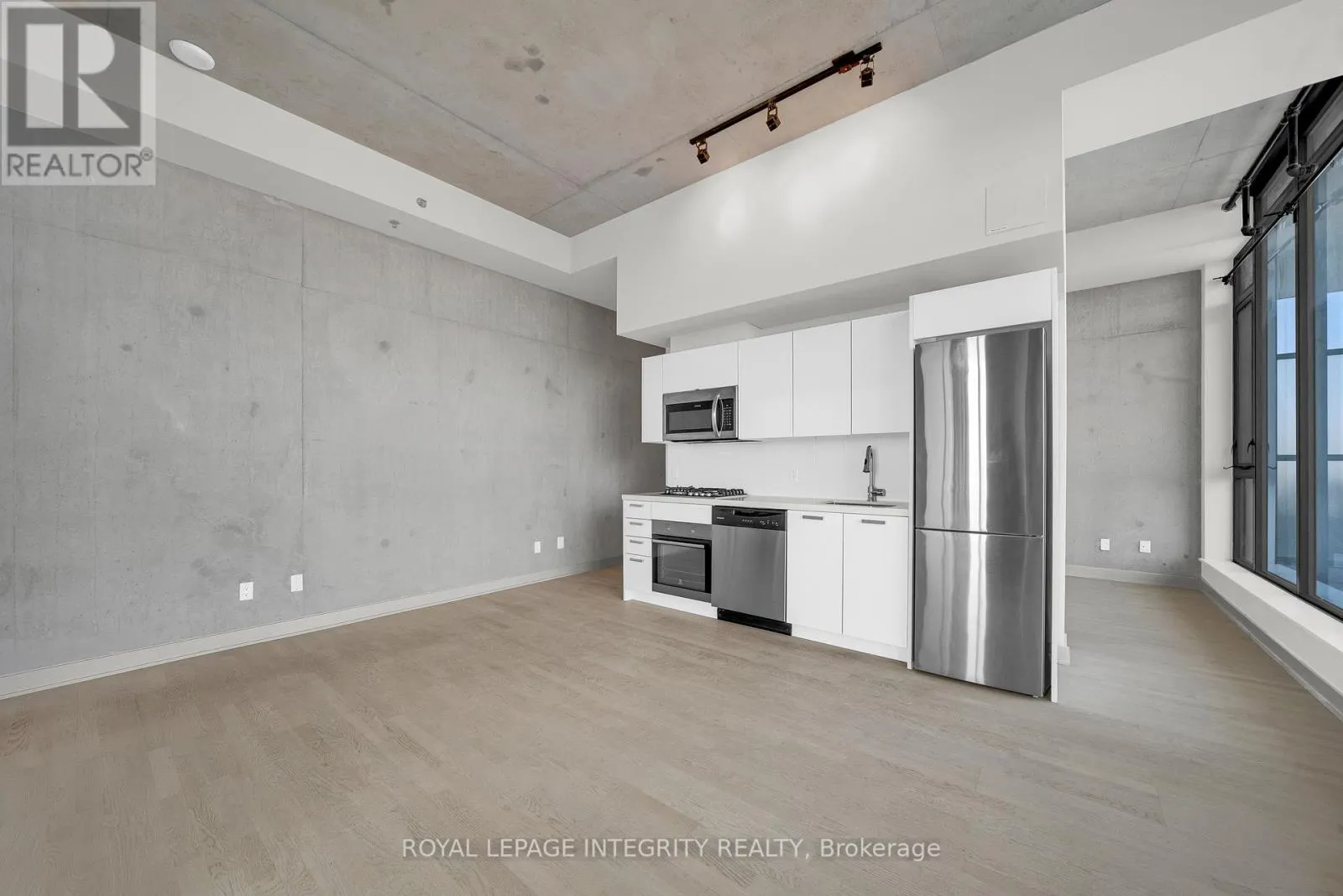 802 - 203 CATHERINE STREET