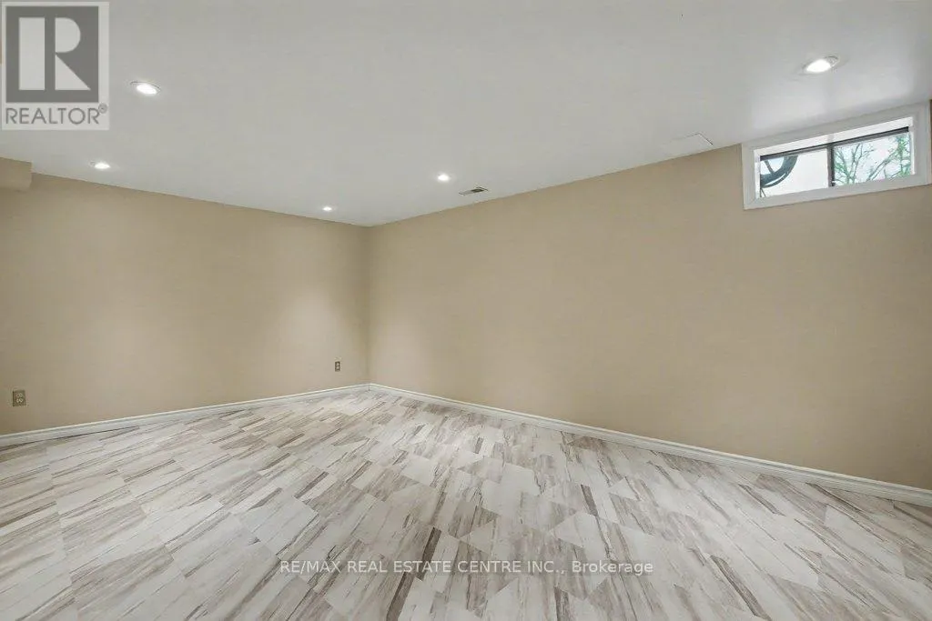 17 - 25 UPPER CANADA DRIVE