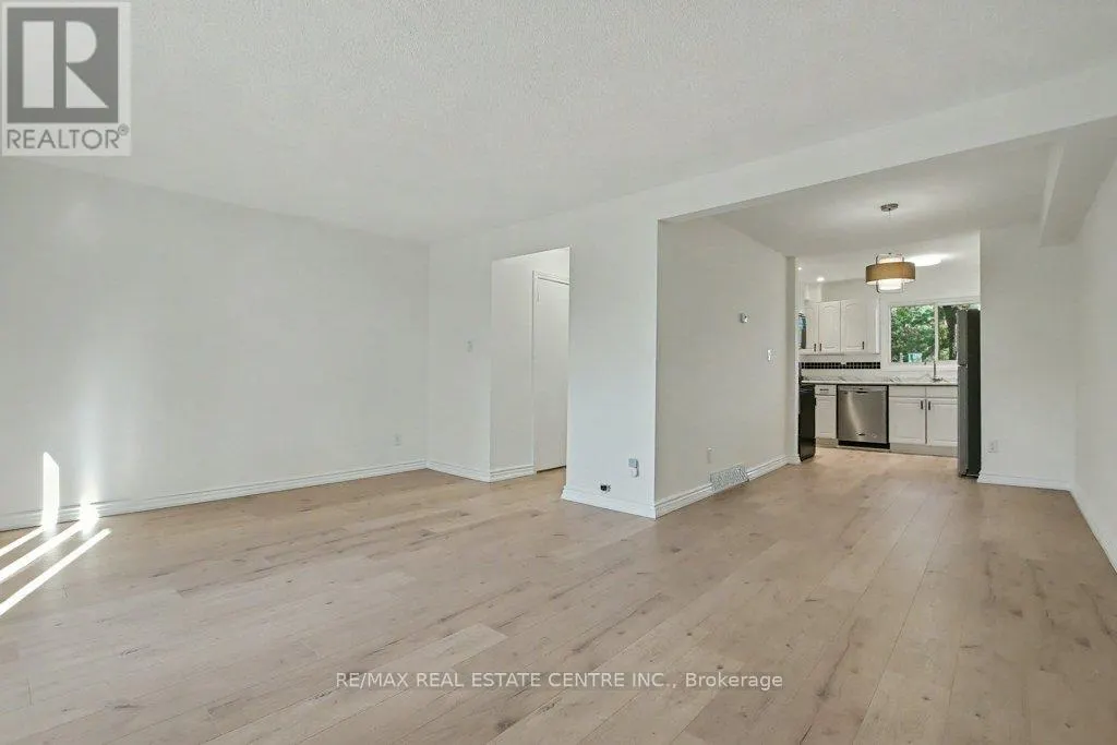 17 - 25 UPPER CANADA DRIVE
