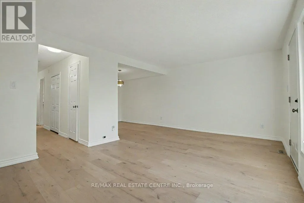 17 - 25 UPPER CANADA DRIVE