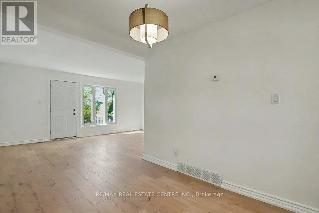 17 - 25 UPPER CANADA DRIVE