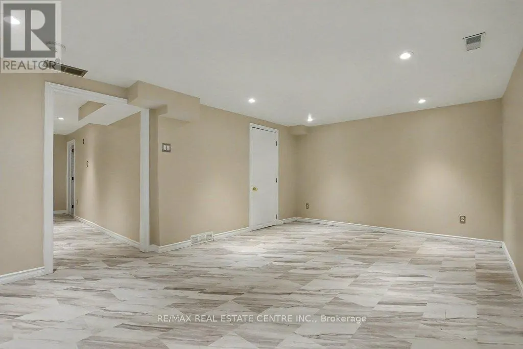 17 - 25 UPPER CANADA DRIVE