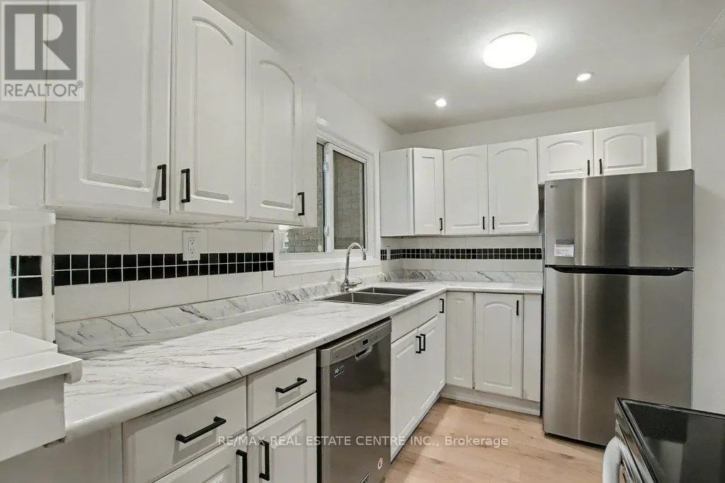 17 - 25 UPPER CANADA DRIVE