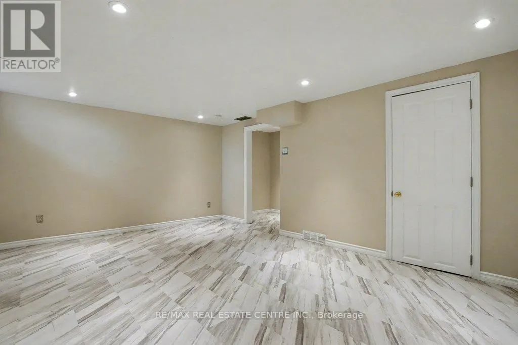 17 - 25 UPPER CANADA DRIVE