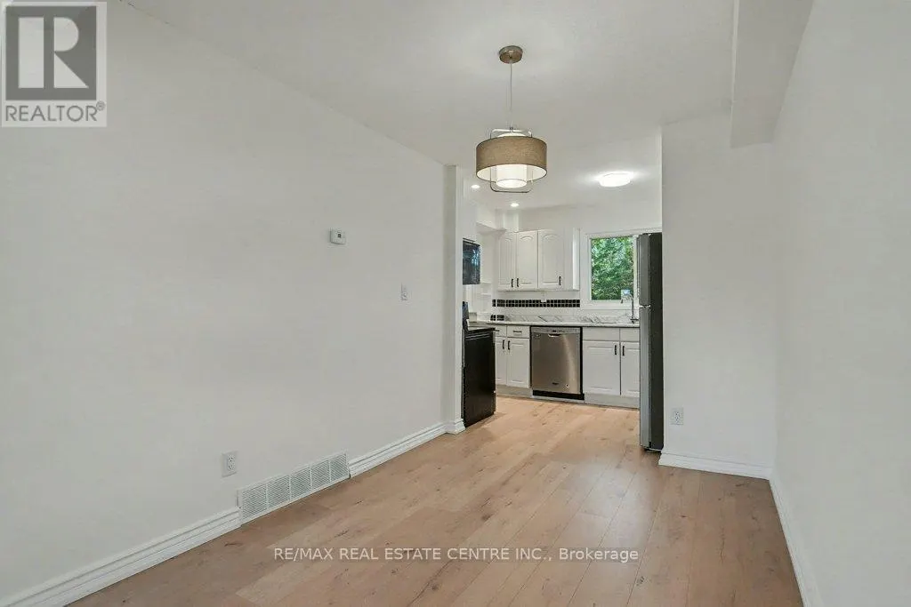 17 - 25 UPPER CANADA DRIVE