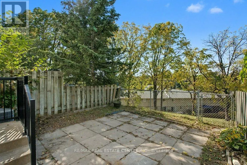 17 - 25 UPPER CANADA DRIVE