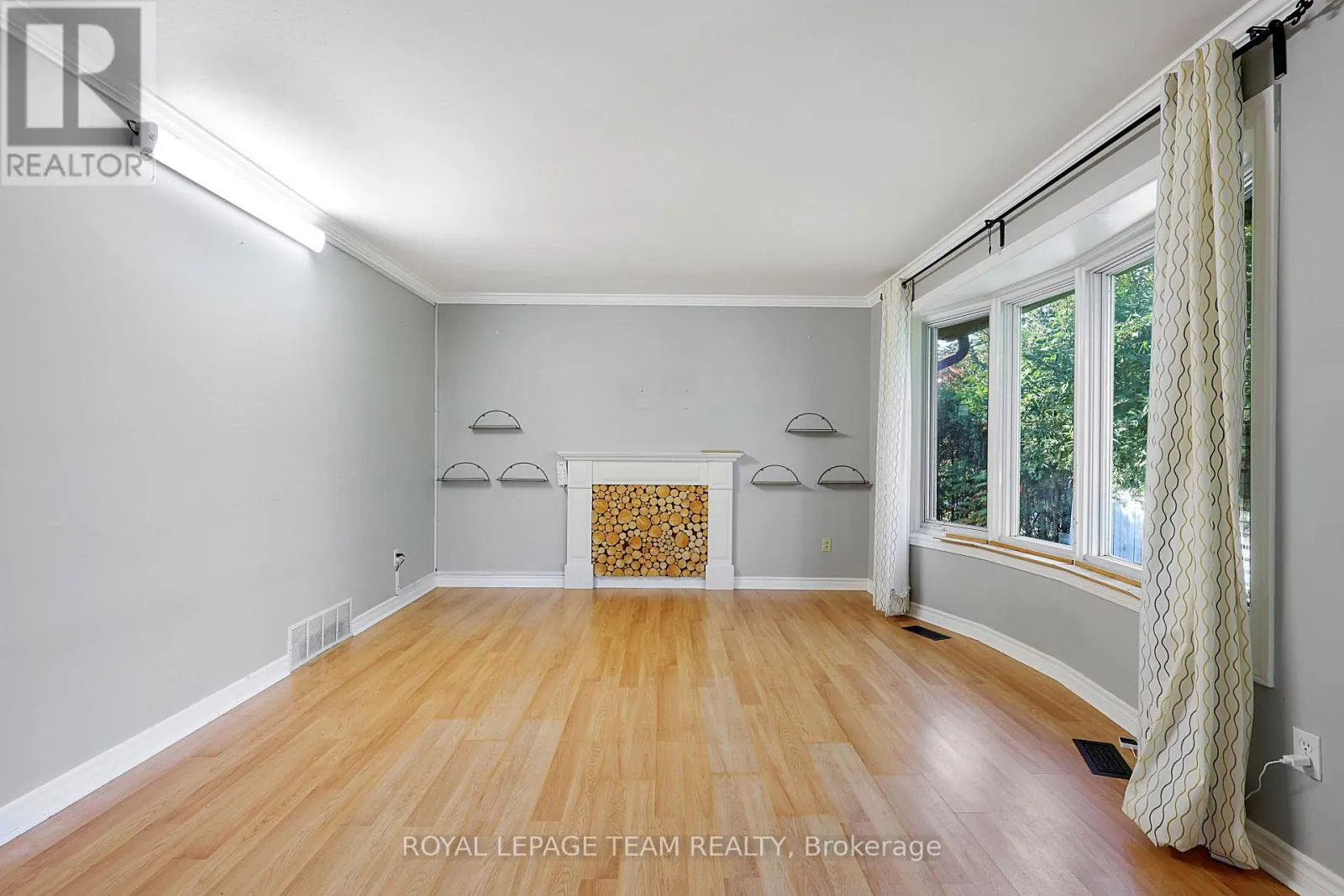 UPPER UNIT - 925 MOORVALE STREET