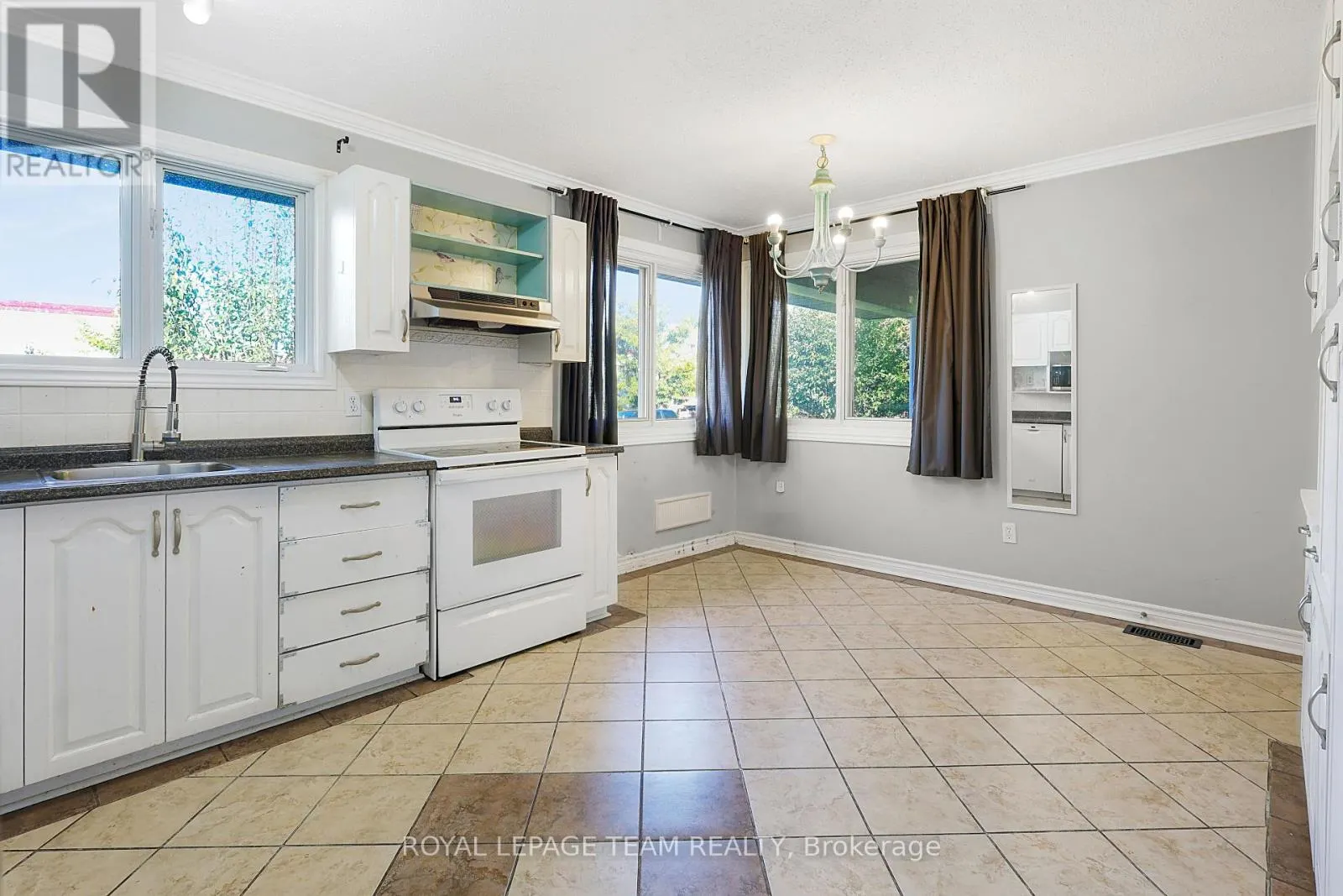 UPPER UNIT - 925 MOORVALE STREET