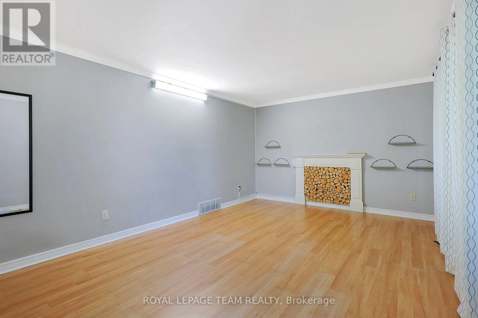UPPER UNIT - 925 MOORVALE STREET