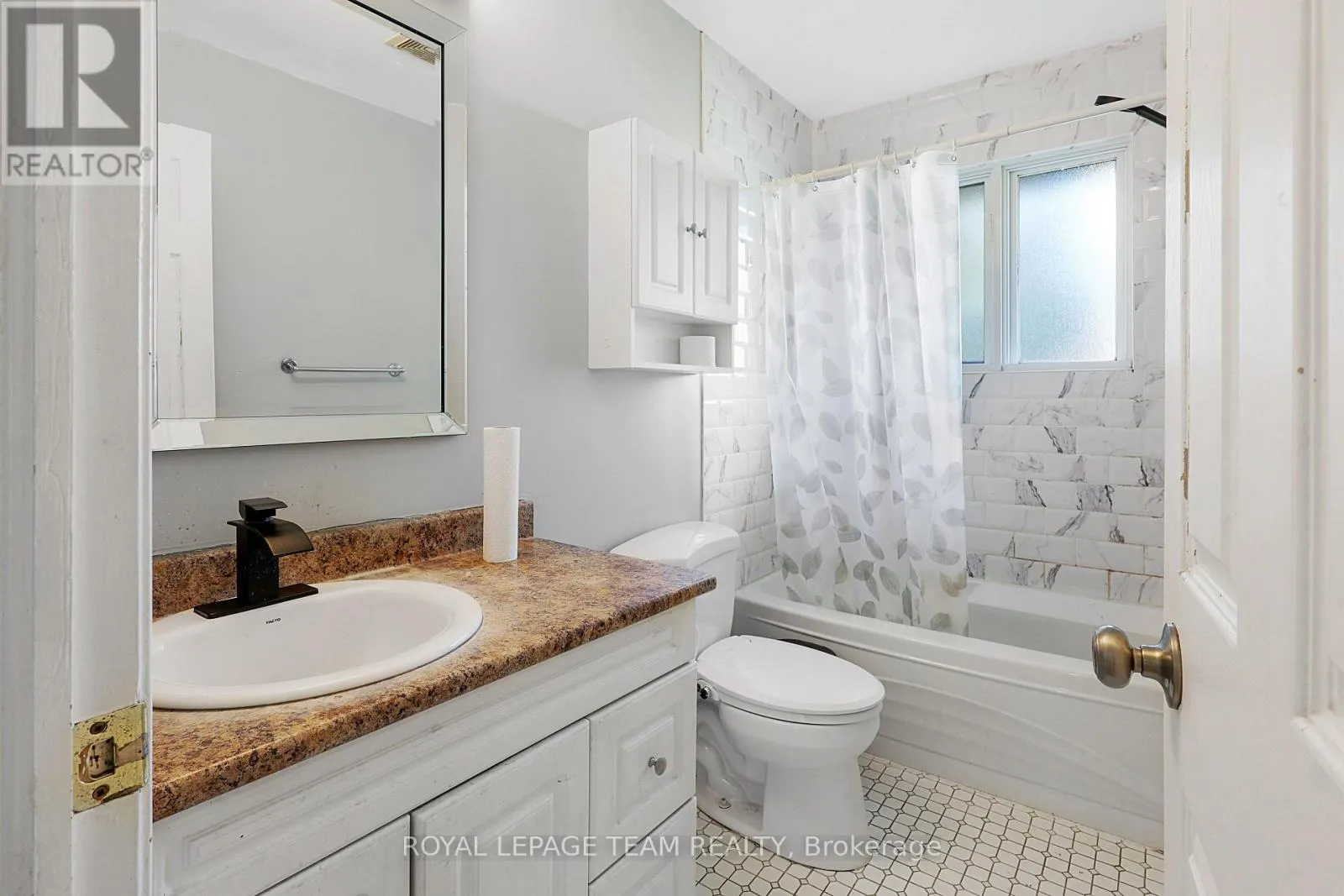 UPPER UNIT - 925 MOORVALE STREET