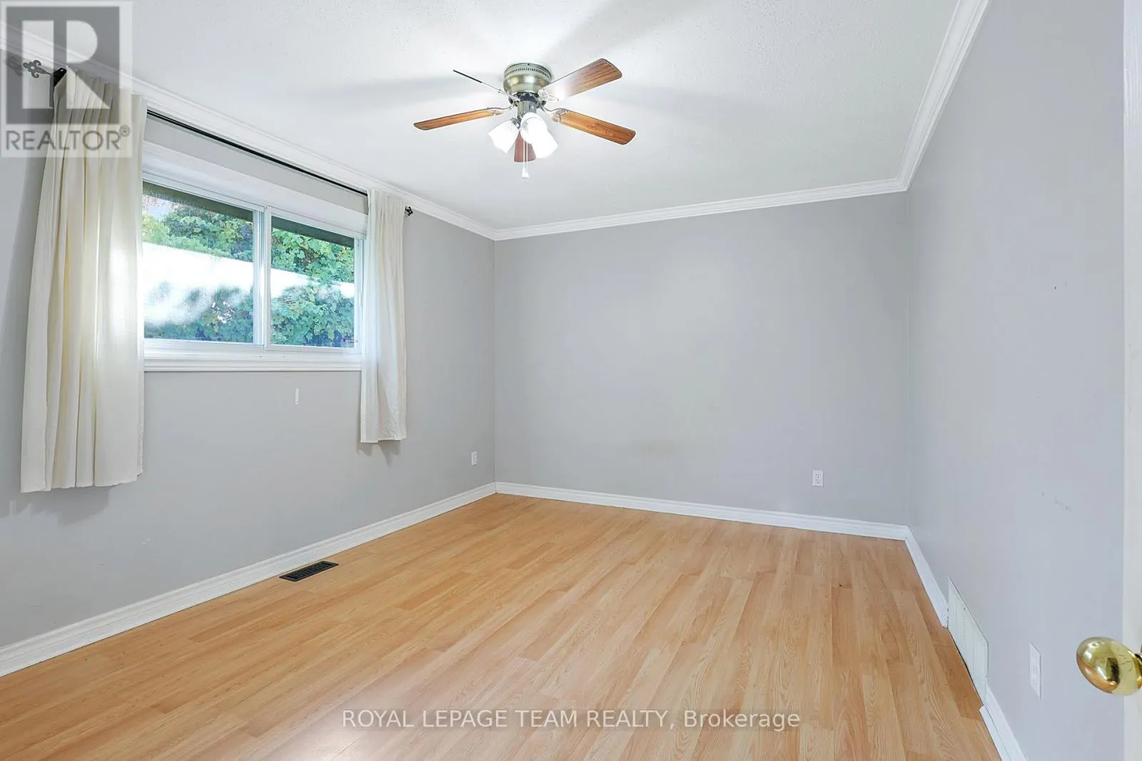 UPPER UNIT - 925 MOORVALE STREET