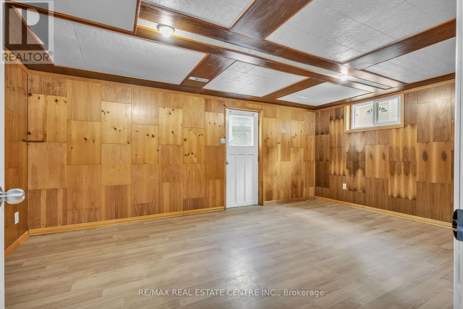 87 CHRISTOPHER DRIVE