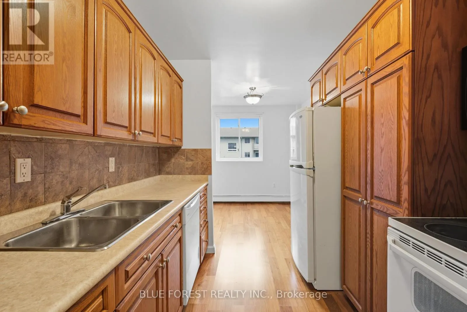 4 - 665 WONDERLAND ROAD S, #4