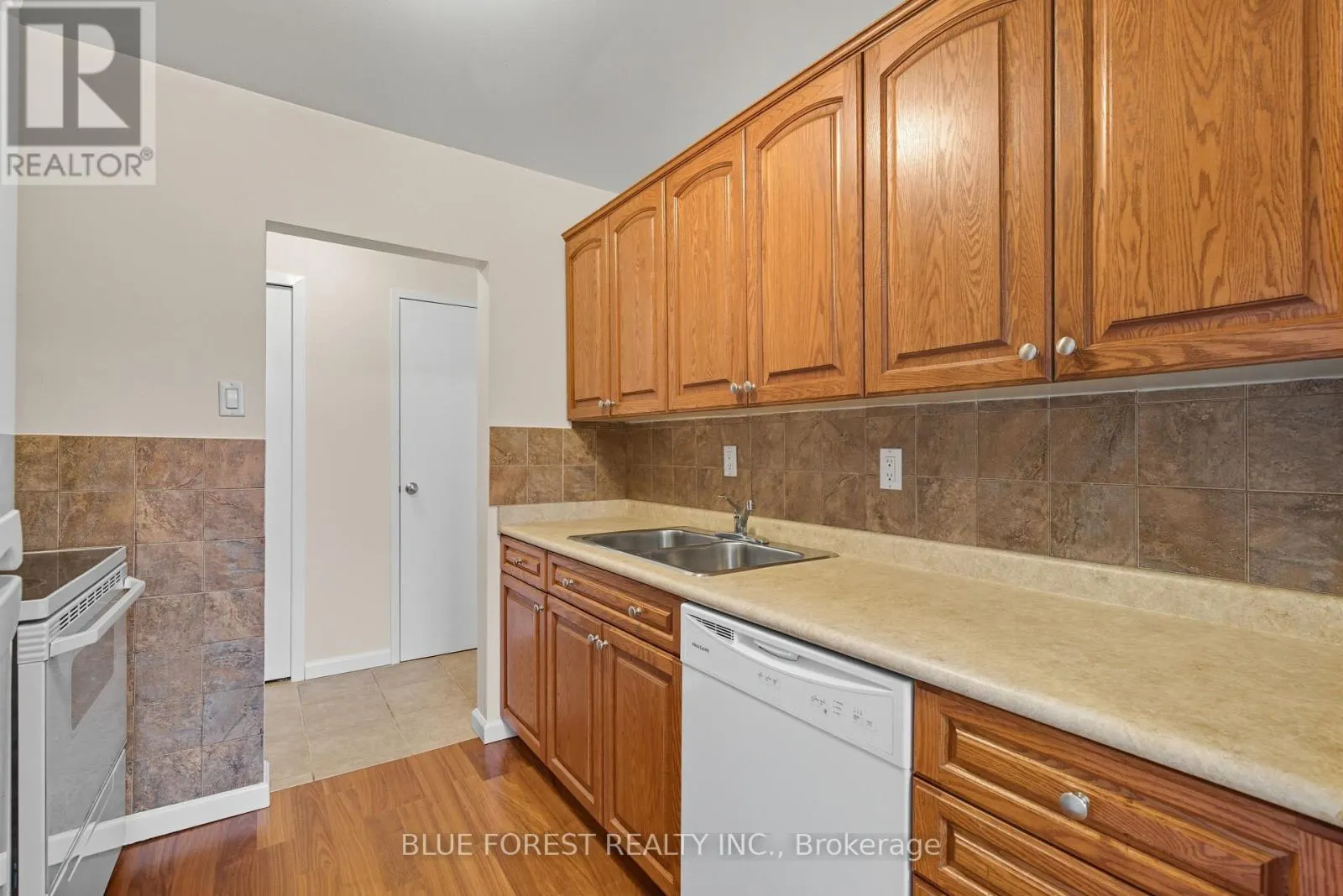 4 - 665 WONDERLAND ROAD S, #4