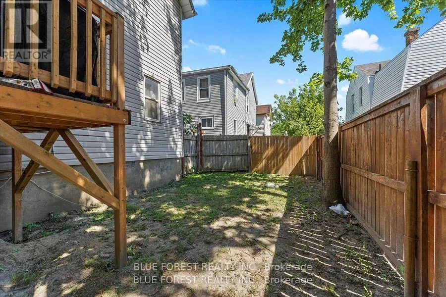 50-52 WELLINGTON STREET E
