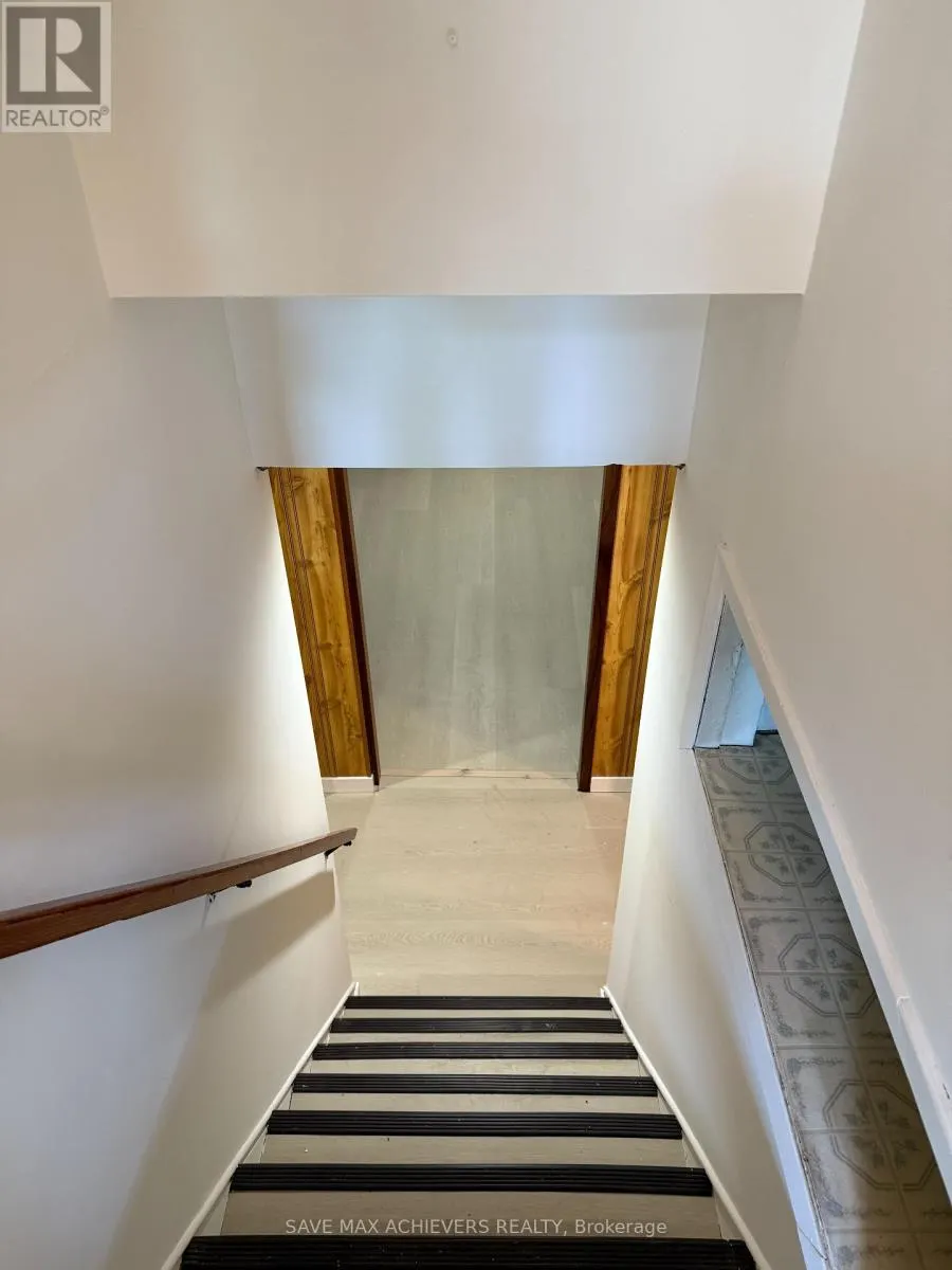 LOWER - 811 DOLPH STREET N