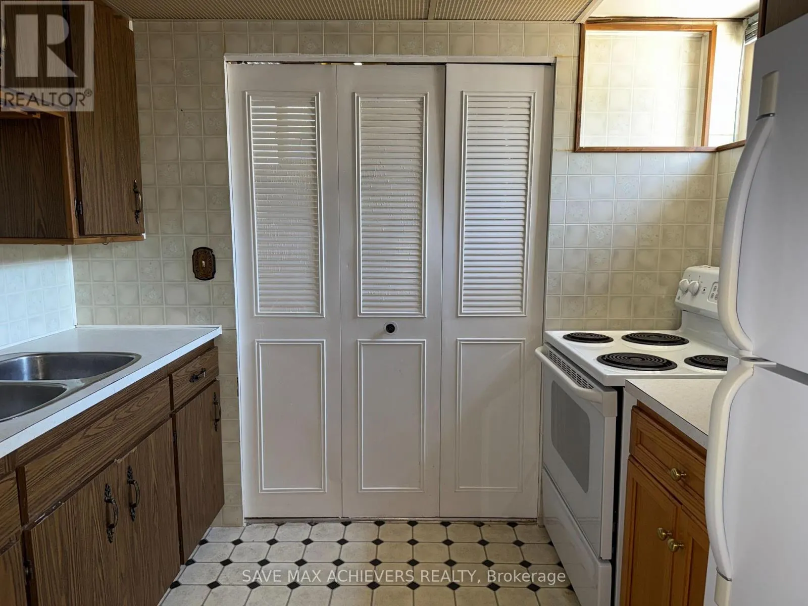LOWER - 811 DOLPH STREET N