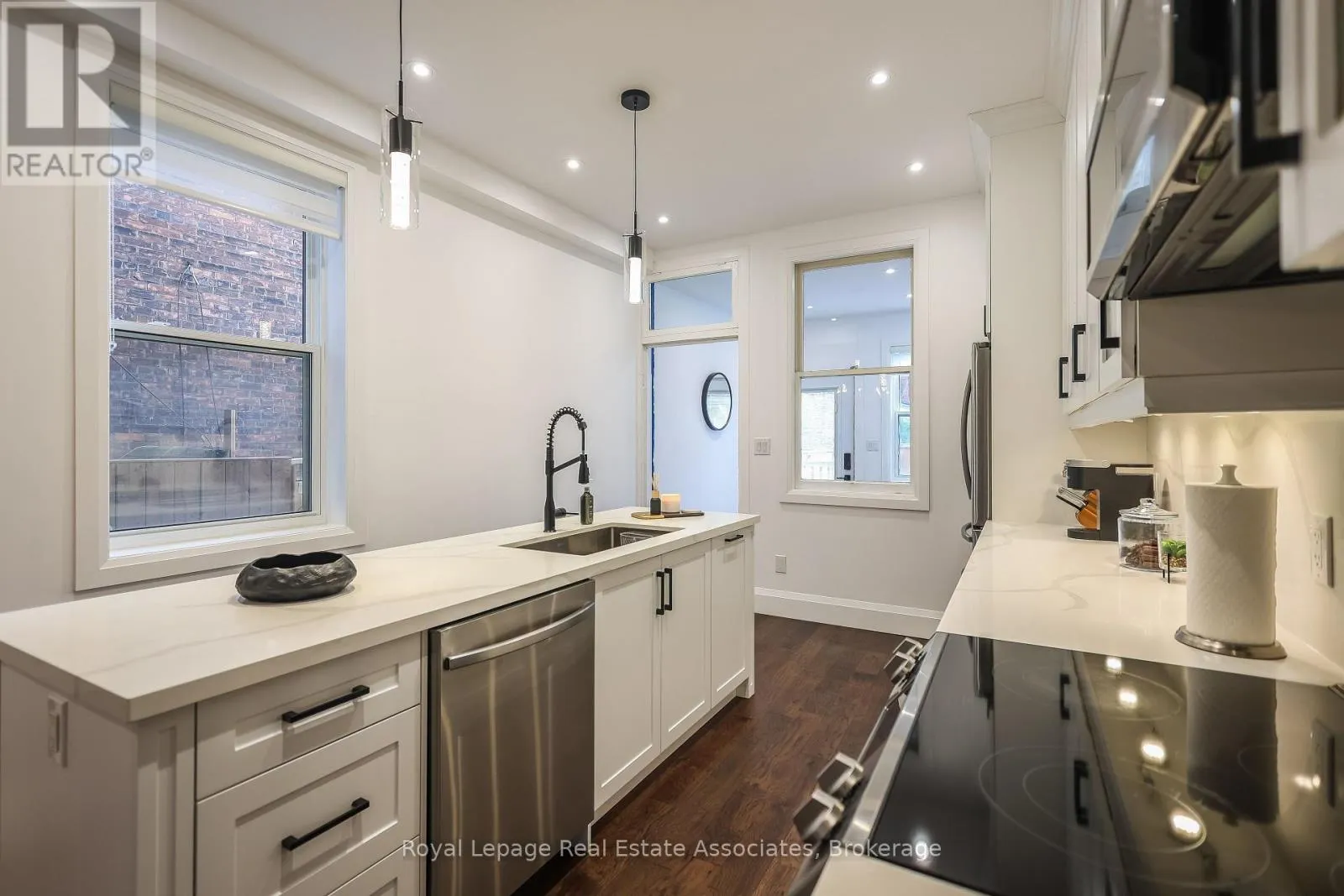 211 JOHN STREET N