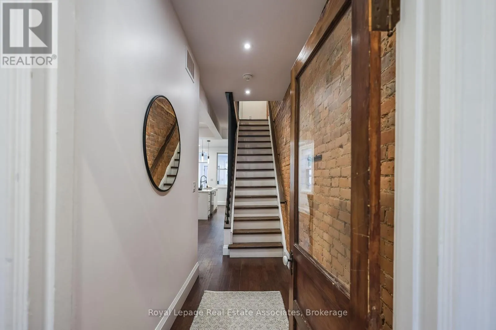 211 JOHN STREET N