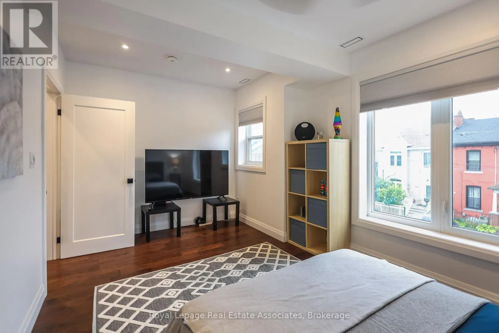 211 JOHN STREET N