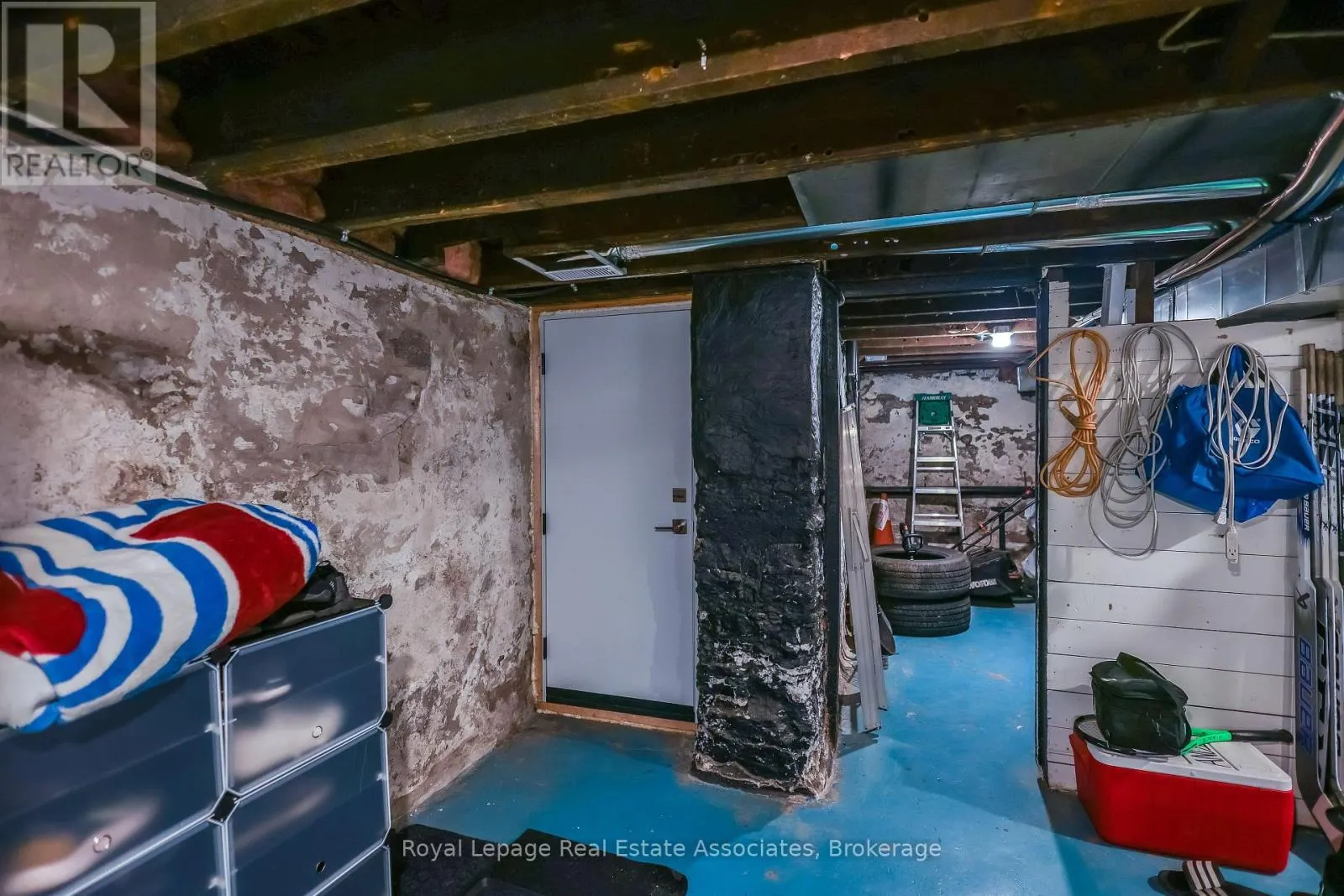 211 JOHN STREET N