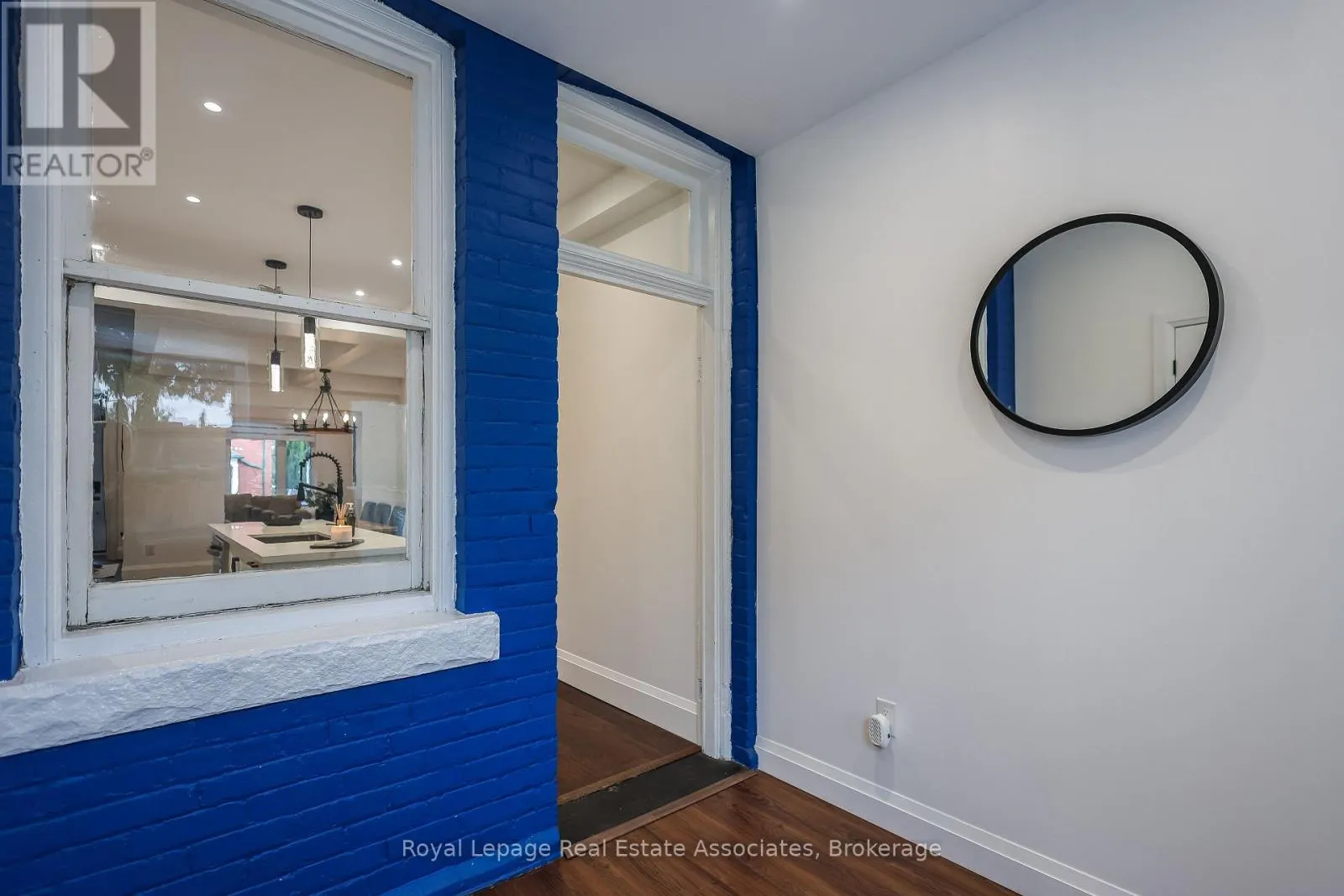 211 JOHN STREET N