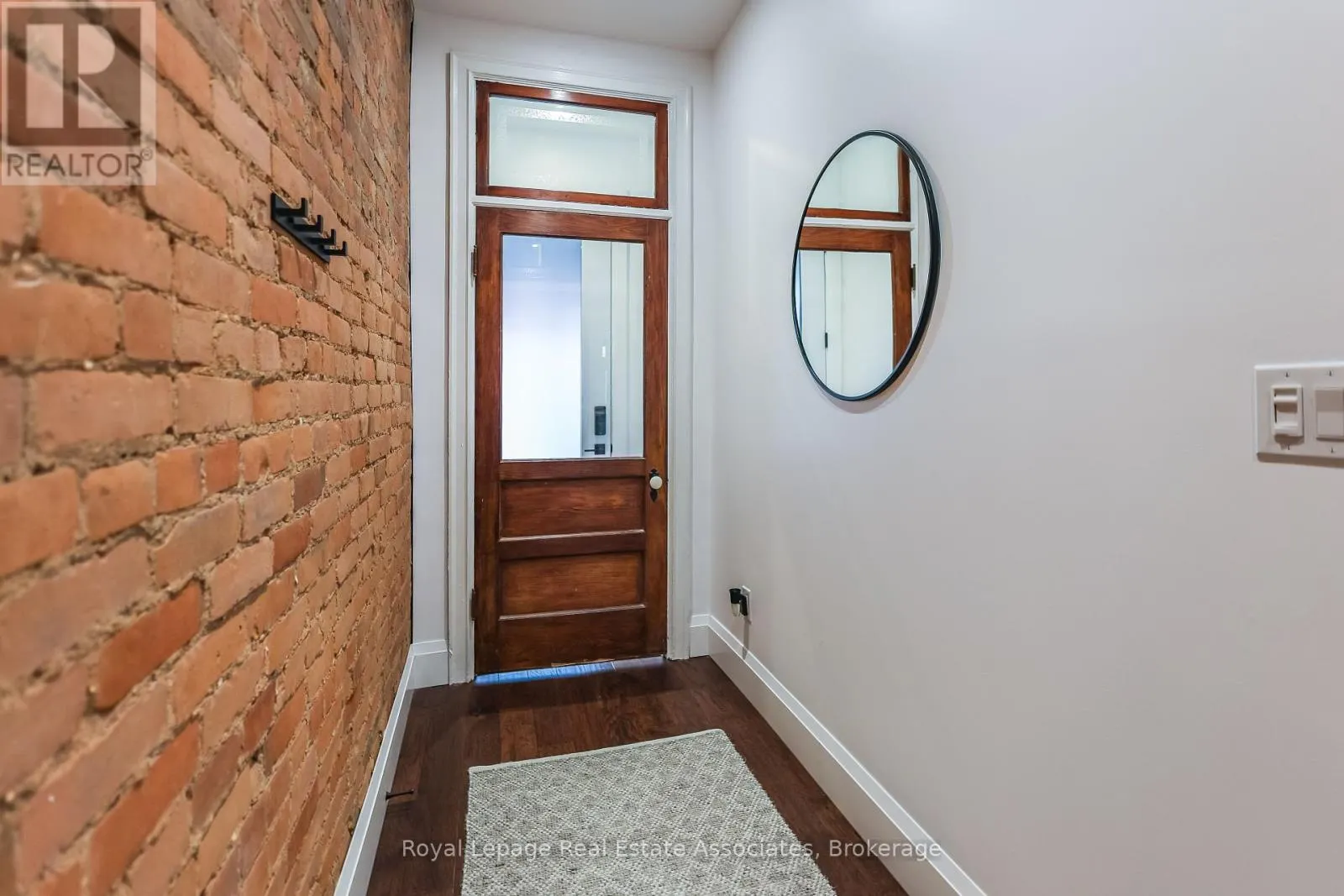 211 JOHN STREET N
