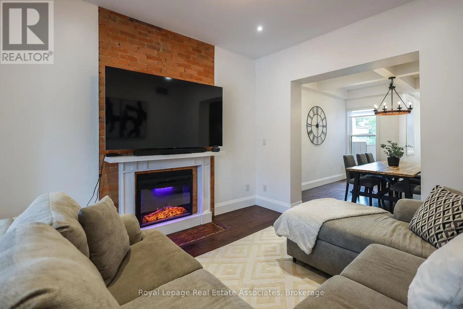 211 JOHN STREET N