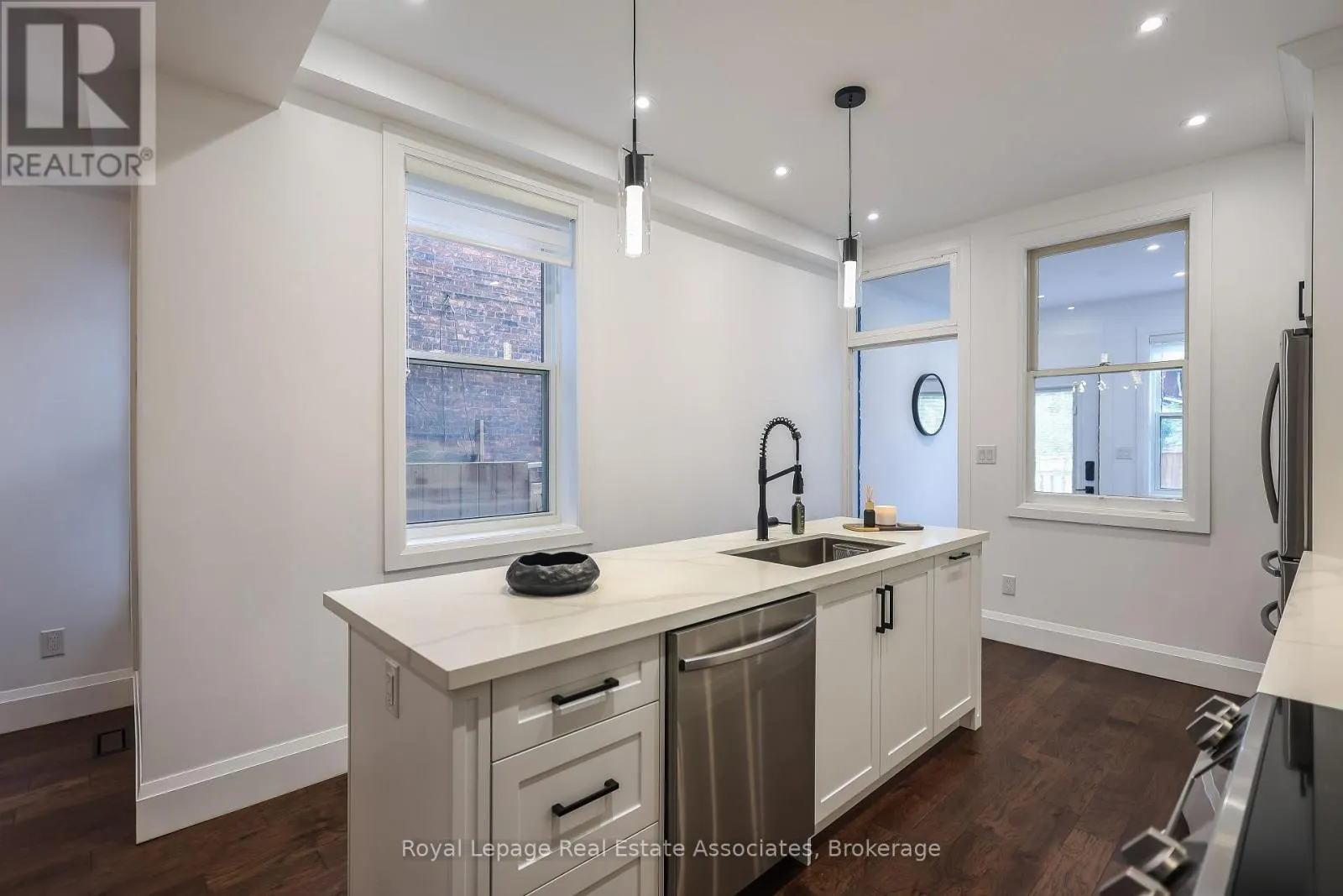 211 JOHN STREET N