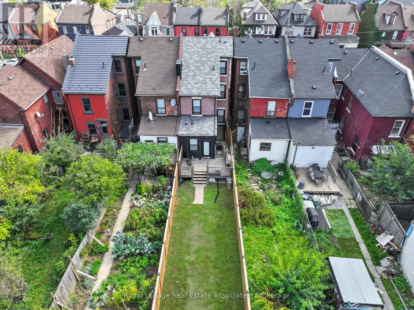 211 JOHN STREET N